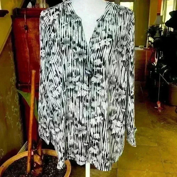 Jessica London blouse size 18. NWOT. Extra button still on tag. Black and white - Picture 2 of 12